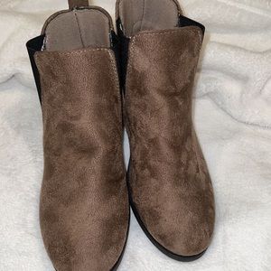 Super cute brown boots